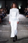 Desfile de Designers Remix — Copenhagen Fashion Week AW15/16 (looks: vestido blanco)