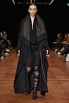 Pokaz Fashion Collective CPH — Copenhagen Fashion Week AW15/16 (ubrania i obraz: palto maksi czarne, sukienka z dekoltem czarna, półbuty czarne, cienkie rajstopy z podartymi nogawkami czarne)