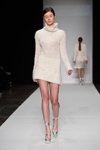 Modenschau von Fashion Hong Kong — Copenhagen Fashion Week AW15/16 (Looks: silberne Pumps, weißes Pulloverkleid)