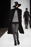 Показ Fashion Hong Kong — Copenhagen Fashion Week AW15/16 (наряди й образи: чорна капелюх, чорне пальто, сірі брюки)