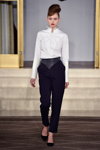 Показ Federico D’Angelo — Copenhagen Fashion Week AW15/16 (наряды и образы: белая блуза, чёрные туфли)