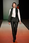 Desfile de Fonnesbech — Copenhagen Fashion Week AW15/16 (looks: chaleco negro, pantalón negro, blusa blanca)