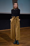 Показ Freya Dalsjø — Copenhagen Fashion Week AW15/16 (наряди й образи: пісочні брюки, чорний джемпер)