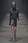 Desfile de Ganni — Copenhagen Fashion Week AW15/16 (looks: jersey negro, zapatos de tacón negros, falda negra corta)