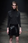 Показ Ganni — Copenhagen Fashion Week AW15/16 (наряды и образы: чёрный джемпер, чёрная юбка мини)
