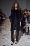 Показ Jesper Høvring / Great Greenland — Copenhagen Fashion Week AW15/16 (наряды и образы: чёрные брюки с завышенной талией, коричневая шуба, чёрные туфли)