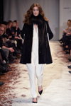 Pokaz Jesper Høvring / Great Greenland — Copenhagen Fashion Week AW15/16 (ubrania i obraz: palto czarne, kombinezon biały, półbuty czarne)