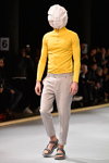 Показ Han Kjøbenhavn — Copenhagen Fashion Week AW15/16 (наряды и образы: желтый джемпер, серые брюки)
