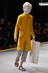Показ Han Kjøbenhavn — Copenhagen Fashion Week AW15/16 (наряды и образы: желтое пальто, серые брюки)