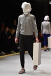 Desfile de Han Kjøbenhavn — Copenhagen Fashion Week AW15/16 (looks: cazadora bomber gris)