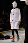 Desfile de Han Kjøbenhavn — Copenhagen Fashion Week AW15/16 (looks: abrigo blanco)
