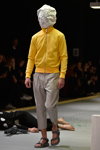 Desfile de Han Kjøbenhavn — Copenhagen Fashion Week AW15/16 (looks: pantalón gris, chaqueta de deporte amarilla)