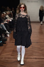 Показ Ivan Grundahl — Copenhagen Fashion Week AW15/16 (наряды и образы: чёрное платье, чёрный кружевной джемпер, белые колготки, белые сапоги)
