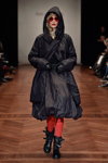 Pokaz Ivan Grundahl — Copenhagen Fashion Week AW15/16 (ubrania i obraz: kozaki czarne, rajstopy czerwone, skórzane rękawiczki czarne)