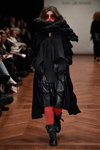 Показ Ivan Grundahl — Copenhagen Fashion Week AW15/16 (наряды и образы: чёрные сапоги, чёрное пальто)