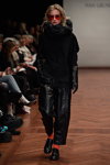 Показ Ivan Grundahl — Copenhagen Fashion Week AW15/16 (наряды и образы: чёрные туфли, чёрные кожаные перчатки, чёрные кожаные брюки)