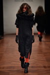 Показ Ivan Grundahl — Copenhagen Fashion Week AW15/16 (наряды и образы: чёрные сапоги, чёрное платье, красные колготки, чёрные кожаные перчатки)