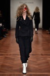 Показ Ivan Grundahl — Copenhagen Fashion Week AW15/16 (наряды и образы: белые сапоги, чёрный жакет, чёрная юбка, чёрные кожаные перчатки)
