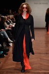 Desfile de Ivan Grundahl — Copenhagen Fashion Week AW15/16 (looks: botas negras, vestido negro)