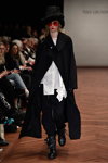 Modenschau von Ivan Grundahl — Copenhagen Fashion Week AW15/16 (Looks: schwarze Stiefel, schwarze Mütze, schwarzer Mantel, weiße Bluse, schwarze Lederhandschuhe)