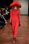 Показ Ivan Grundahl — Copenhagen Fashion Week AW15/16 (наряды и образы: красная шляпа, красное платье, чёрные перчатки)