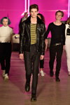 Pokaz Mads Norgaard — Copenhagen Fashion Week AW15/16 (ubrania i obraz: spodnie czarne, top pasiasty czarno-żółty, skórzana kurtka czarna)