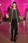 Modenschau von Mads Norgaard — Copenhagen Fashion Week AW15/16 (Looks: gestreifter schwarz-weißer Schal, grauer Pullover, schwarze Jeans, schwarze Stiefel)