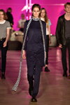 Desfile de Mads Norgaard — Copenhagen Fashion Week AW15/16 (looks: túnica de color berenjena, pantalón de color berenjena, botines negros, bufanda de rayas de color blanco y negro)