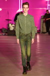 Паказ Mads Norgaard — Copenhagen Fashion Week AW15/16 (нарады і вобразы: джынсавая кашуля колеру хакі, джынсы колеру хакі, чорныя чаравікі)