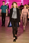 Показ Mads Norgaard — Copenhagen Fashion Week AW15/16 (наряды и образы: чёрное пальто, полосатый чёрно-белый джемпер, чёрные ботинки, чёрные джинсы)