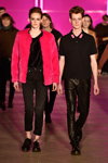 Показ Mads Norgaard — Copenhagen Fashion Week AW15/16 (наряды и образы: шуба цвета фуксии, чёрный топ, чёрные джинсы, чёрные туфли, чёрная тенниска, чёрные кожаные брюки, чёрные туфли)