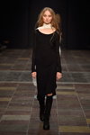 Показ Maikel Tawadros — Copenhagen Fashion Week AW15/16 (наряды и образы: белый шарф, чёрное платье, чёрные гольфы, чёрные ботинки)