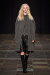 Desfile de Maikel Tawadros — Copenhagen Fashion Week AW15/16 (looks: abrigo gris, calcetines largos negros, , falda de piel negra)