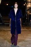 Показ Mark Kenly Domino Tan — Copenhagen Fashion Week AW15/16 (наряды и образы: коричневые перчатки, синее пальто)