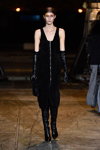 Modenschau von Mark Kenly Domino Tan — Copenhagen Fashion Week AW15/16 (Looks: schwarzes Kleid, schwarze Handschuhe, schwarze Stiefel)