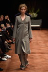 Desfile de Nicklas Skovgaard — Copenhagen Fashion Week AW15/16 (looks: abrigo gris, pantalón gris)