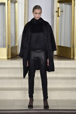 Desfile de Veronica B. Vallenes — Copenhagen Fashion Week AW15/16 (looks: pantalón de piel negro, sandalias de tacón negras, abrigo negro)