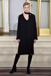 Desfile de Veronica B. Vallenes — Copenhagen Fashion Week AW15/16 (looks: vestido negro, calcetines largos negros, zapatos de tacón negros)