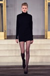 Показ Wolford — Copenhagen Fashion Week AW15/16 (наряди й образи: чорна сукня міні, чорні прозорі колготки, чорні туфлі)