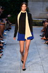 Pokaz Bruuns Bazaar — Copenhagen Fashion Week SS16 (ubrania i obraz: pulower czarny, spódnica mini niebieska, półbuty czarne)
