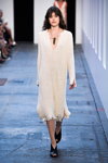 Desfile de By Malene Birger — Copenhagen Fashion Week SS16 (looks: vestido blanco)