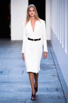 Desfile de By Malene Birger — Copenhagen Fashion Week SS16 (looks: vestido blanco, cinturón negro)
