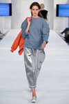 Ellen Vang. Pokaz Designers' Nest — Copenhagen Fashion Week SS16 (ubrania i obraz: pulower szary, spodnie srebrne)