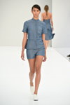 Показ Fonnesbech — Copenhagen Fashion Week SS16 (наряды и образы: голубая блуза с коротким рукавом, голубые шорты, белые туфли)