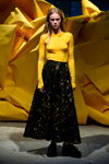 Показ Ganni — Copenhagen Fashion Week SS16 (наряды и образы: желтый джемпер, чёрная юбка)