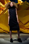 Desfile de Ganni — Copenhagen Fashion Week SS16 (looks: vestido de rayas negro)