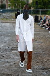 Показ Han Kjøbenhavn — Copenhagen Fashion Week SS16 (наряди й образи: білий плащ, коричневі штани)