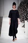Desfile de Henrik Vibskov — Copenhagen Fashion Week SS16 (looks: vestido negro)