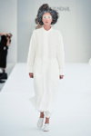 Desfile de Ivan Grundahl — Copenhagen Fashion Week SS16 (looks: vestido blanco)