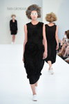 Desfile de Ivan Grundahl — Copenhagen Fashion Week SS16 (looks: vestido midi negro, zapatos de tacón blancos)